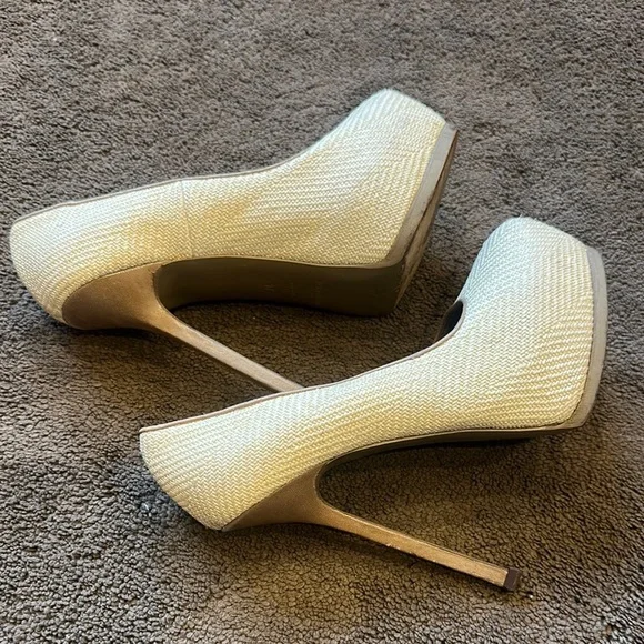 Yves Saint Laurent Women's Cream Pumps - Authentic - Picture 3 of 12